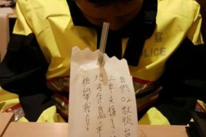 警察累癱在餐廳打盹休息怕被民眾誤會偷懶，他用紙巾寫著「請別檢舉我」的畫面讓大家的心都痛了…