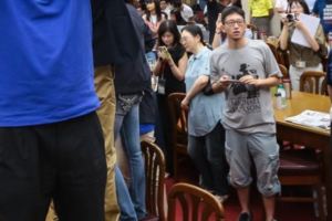 實習記者丟水球遭移送法辦