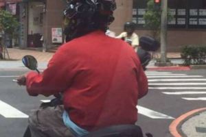 超狂機車騎士疑似被三寶撞怕了，於是打造出長這樣的「史上最多攝影機的安全帽」！