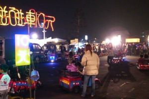 逛夜市小孩「玩完碰碰車」後老闆竟突然大喊「不要下車」！接著還做出「這個動作」....網友一致淚推！