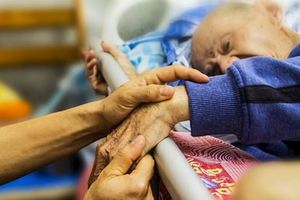 月收20K養一家！癱父死7日屍體長蛆竟不知兒嘆：盡力了