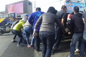 10名熱心民眾「合力抬車救人」感動上萬網友！沒想到醫生阻止怒轟：「這是在害死她！」