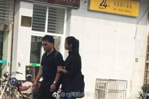 大陸網友拍到貌似李明哲太太親密的走在街上