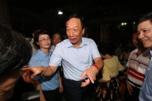 那年摸黑翻牆祭亡妻郭董說到哭