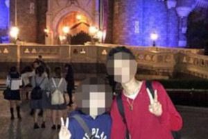 她和男友在東京迪士尼拍下甜蜜合照，回家把照片放大後，看見男友牽的手「不是她」！