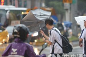 豪大雨全台1.4萬戶停電