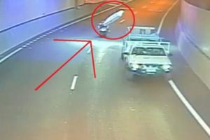 【影片】摩托車騎士要小心！看見鬆散捆綁貨物的車輛記得「閃」