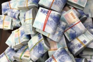 等車竟可撿到13.8億！男大生拾金不昧連答謝禮都不收！