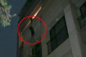媽媽在凌晨驚見兒子坐在4樓陽台往下跳，衝前單手抓住兒子不放…下一秒只聽見尖叫聲！