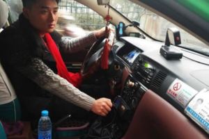 出租車拉上兩個人販子，司機機智救下小女孩