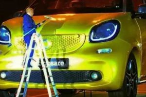 世界上最大的奔馳，擦個車都要爬梯子，你見過沒？