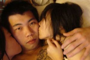 他跟小三自拍然後把照片傳LINE給老婆，離婚那天老婆給了一份禮物…打開一看他哭到跪地！