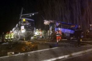 法國火車攔腰撞斷校車學生4死逾20傷