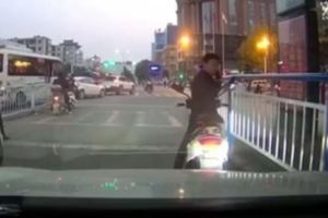機車騎士在綠燈後繼續講手機「被叭還敢回頭飆髒話」，幾秒後「畫面太療癒」網友狂按重播！