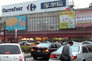 高雄家樂福十全店開了27年，如今卻驚傳熄燈！高雄人不捨回應：「它是從小的回憶！」