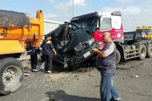 BMW國道遭聯結車夾擊成廢鐵畫面慘不忍睹