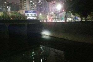 女子背1歲嬰跳河兩個男人相繼跳下