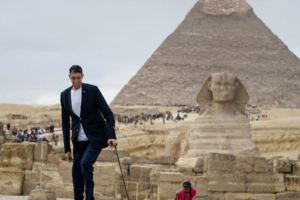 世界最高男VS最矮女在金字塔前同框亮相