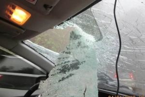 驚！夫妻開車上大雪山追雪半路遇落石砸車送醫