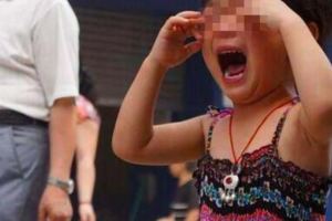 5歲女兒喊肚子痛，年輕媽媽只顧逛街，送去醫院後全家痛哭