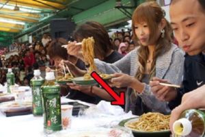網友揭發「大胃王節目拍攝秘辛」，參賽者的桌子底下竟然「放了這個」，原來一切都是騙人的…