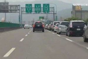 玩命！國道上演跳車秀後車急閃躲避