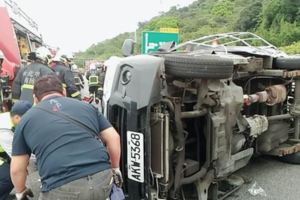 小貨車行駛國道爆胎側翻釀1死1命危