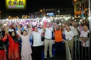 民眾為見林冠英等足三小時仍情緒高昂