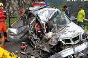 中橫公路巨石砸落轎車2人受傷送醫