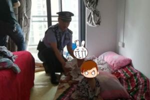 糊塗母親將雙胞胎寶寶反鎖家中，民警破門一看孩子們趴地睡著了