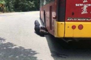 客運山路突停司機「鑽車底」修車