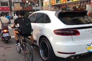 屁孩等紅燈腳踩百萬名車網看完驚呆