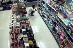 醉男逛超商當自家狂拿物品塞塑膠袋
