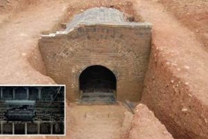 南京宿舍樓下挖出明朝太監墓，專家進入墓室發現「空中懸棺」！