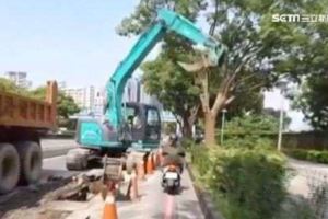 施工旁機車障礙賽騎士險遭怪手擊中
