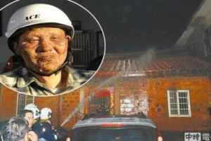 燒死6至親狂男出庭再次暴走不睬法官比中指
