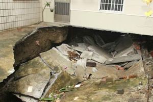 疑地基流失台南透天厝庭院塌陷變大坑