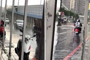 暖男在暴雨中給妹子送雨衣　轉頭再遞給濕身夫妻：給你們穿，網：好窩心。