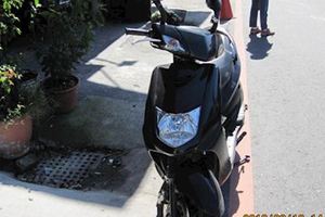 疑撞上警示交通錐　騎士頭部重創亡