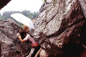 女子被兩塊巨石卡住，死前流淚求見孩子未果，抱憾離世