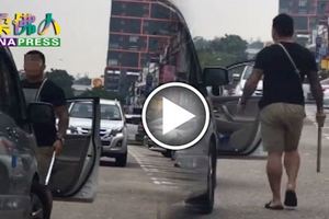 文身男持棍當街滿口髒話，吆喝轎車司機，還一度揮棒砸車窗,惡行遭民眾攝下!