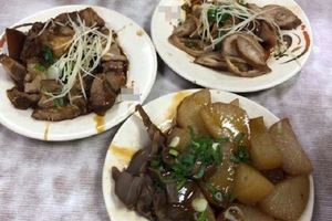 台灣天價滷味！香港遊客買蘿蔔、甜不辣「3盤就要500元」　行家一看「這間不得了」台灣人也中招