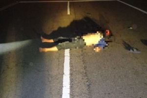 黃姓男子(41歲)躺著車道上休旅車路過閃避不及，輾壓黃男頭顱，當場血流如注、慘死路中間