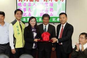 郭信良這張詭異照 李俊毅：選民看了會發瘋