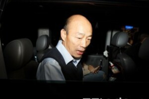 高雄「剛鋪好的柏油路」又被潑漆！　網氣炸：韓市長選總統啦