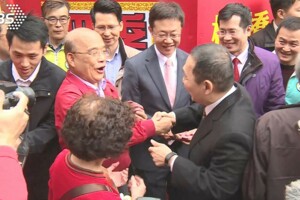 意外撞場！　侯主動向蘇握手聊打扮互祝福