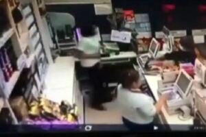 歹徒搶超商女店員翻櫃逃跑被同事拉回當「肉盾」擋刀