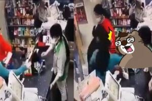 過年期間不休息！奧客女「怒賞一巴掌」...超商妹摀臉愣原地！網面曝光網暴怒：吉起來
