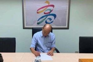 黨內僅2人幫他韓國瑜這張照片讓網友心好痛！