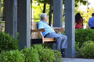 沒吵架，也沒打架，丈夫60歲剛退休就被甩，妻子背著他連房子都買好了！